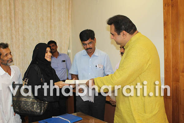 ಅಲ್ಪಸಂಖ್ಯಾತ ವಿದ್ಯಾರ್ಥಿಗಳಿಗೆ ಬಹುಮಾನದ ಚೆಕ್ ವಿತರಣೆ